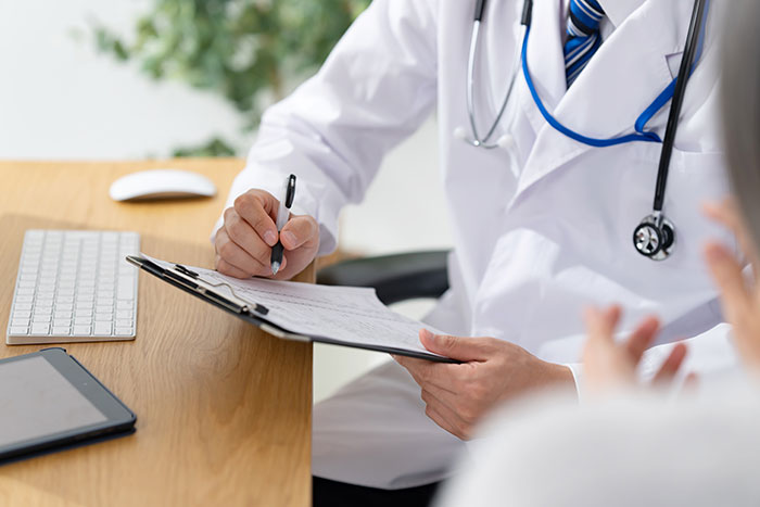 相談にのる医師